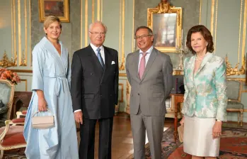 La primera dama, Verónica Alcocer, y el presidente Gustavo Petro, durante una visita oficial a Suecia en junio de 2024. A su lado, el Rey Carlos XVI Gustavo y la Reina Consorte Silvia de Suecia. FOTO: Cortesía Presidencia de la República