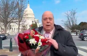 El embajador Daniel García-Peña entregando flores en las calles de Washington. FOTO: Captura de video 