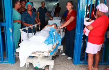 Los pacientes del Hospital San Francisco de Asís, de Quibdó, tuvieron que ser ubicados en las afueras ante la alerta de sismo. FOTOS MANUEL SALDARRIAGA