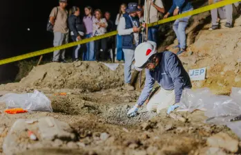 un perito forense realiza labores de búsqueda en La Escombrera. FOTO: Cortesía.