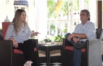 Paloma Valencia y Sergio Fajardo se están tomando un café en Barranquilla. Fotos: Captura video redes Sergio Fajardo
