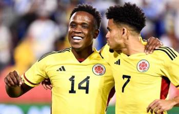 Por medio de un comunicado oficial, la Selección Colombia anunció que Luis Sinisterra (14) fue desconvocado de la doble fecha FIFA por molestias físicas. FOTO: FCF