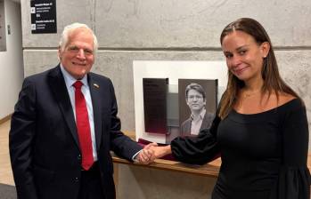 Uribe Londoño y Tarazona en el homenaje a Miguel Uribe Turbay en la Universidad de los Andes. Un día después, ella dio una entrevista en la que se evidenciaron tensiones. FOTO Cortesía Miguel Uribe Londoño.
