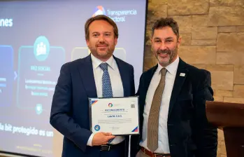Leandro Querido, director ejecutivo de Transparencia Electoral (Der.), durante la entrega, en el norte de Bogotá, del reconocimiento a LinkTIC Unión Temporal Actores Electorales 2026. 