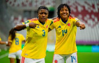 Lina Arboleda y María Fernanda Viáfara celebran en la victoria de Colombia ante Costa Rica en el arranque del Mundial Sub-20 femenino en Polonia. FOTO CORTESÍA FCF 