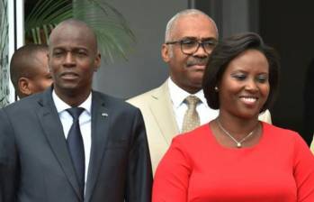 El presidente asesinado de Haití, Jovenel Moïse, y la primera dama, Martine Moïse, en un evento público. Martine, que también resultó herida en el ataque contra su esposo, sobrevivió porque fue trasladada rápidamente a un hospital. FOTO: AFP