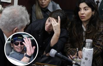 La defensa que representa al hijo menor del ‘Diez’ superó la petición de la fiscalía y acusó directamente a los médicos de saber que el exfutbolista iba a morir bajo su tratamiento. FOTO: AFP