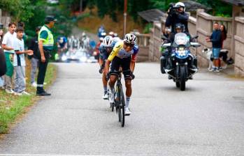El colombiano Egan Bernal en acción en la etapa 16 de la Vuelta a España, que ganó este martes. FOTO: Tomada de X @lavuelta