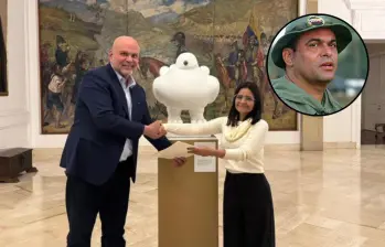 Salvatore Mancuso posó junto a la directora del Dapre, Angie Rodríguez en el salón donde está ubicada la emblemática paloma de la paz de Fernando Botero. Fotos: @MancusoSalvat y Colprensa