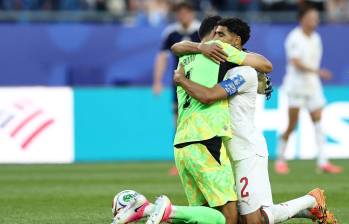 El arquero Bono y Hakimi se abrazan luego de conseguir la victoria ante Escocia. Foto: AFP