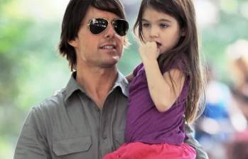 La hija de Tom Cruise cambió legalmente su apellido y dejó de usar el de su padre. En la imagen, el actor junto a Suri cuando era niña. Foto: Redes sociales. 