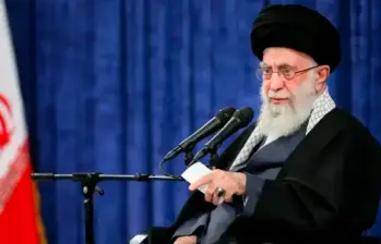 El ayatolá Ali Jamenei, líder supremo de Irán aseguró el 18 de junio, en su única aparición por ahora, que Irán “nunca se rendirá”. FOTO: AFP
