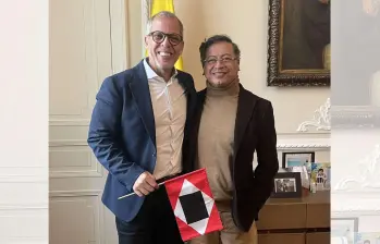 Saade divulgó un mensaje llamando a la Constituyente con una fotografía en la que aparece junto al presidente Gustavo Petro portando la bandera de la ‘Guerra a Muerte’ de Simón Bolívar. FOTO: X @alfredosaadev