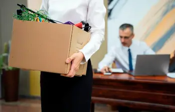 Mujer abandonando su trabajo por razones de cuidado familiar. FOTO: CORTESÍA