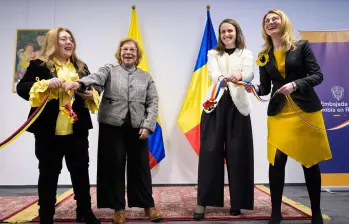 La canciller Rosa Yolanda Villavicencio junto a su homóloga Oana-Silvia Țoiu reabren la embajada de Colombia en Rumania. FOTO: Cancillería