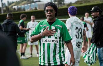 El astro del fútbol brasileño estuvo con Blessd (de cabello morado) en la sede de Atlético Nacional en la previa de su enfrentamiento. FOTO: Cortesía Atlético Nacional