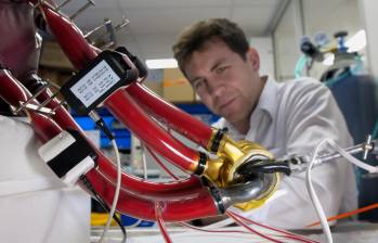 El Dr. Daniel Timms, un ingeniero biomédico, está detrás del corazón artificial, que consta de una sola pieza móvil: un rotor levitado que se mantiene en su lugar mediante imanes. FOTO: BiVACOR