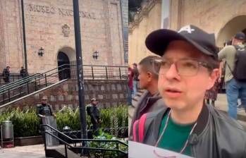 Juan David Correa, exviceministro de Cultura, participó en el plantón frente al Museo Nacional de Bogotá para exigir que regresen las piezas retiradas de tres salas de exposición, relacionadas con la memoria histórica, los movimientos LGBTI y feministas y el Acuerdo de Paz. FOTO CAPTURAS DE PANTALLA