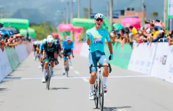 Wilmar Paredes cruzando la meta en Pitalito. FOTO: Fedeciclismo