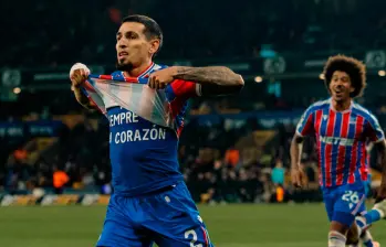 El lateral derecho colombiano Daniel Muñoz suma tres goles con el Crystal Palace inglés esta temporada. Foto: tomada del x de @CPFC