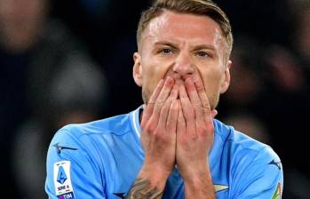 El jugador y capitán de la Lazio fue agredido física y verbalmente junto con su familia por parte de un grupo de hinchas inconformes con los resultados del equipo. FOTO: TWITTER @OfficialSSLazio