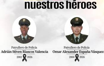 Los dos uniformados murieron en la estación tras el ataque. FOTO: POLICÍA NACIONAL