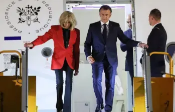 El presidente Emmanuel Macron intentó ayudar a su esposa al bajar del avión, sin embargo, la tensión entre los dos fue evidente. FOTO: Tomada de redes sociales