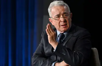 Mientras una sentencia en primera instancia determinó que el expresidente Álvaro Uribe Vélez era culpable de fraude procesal y soborno en actuación penal, un fallo del Tribunal Superior lo absolvió. Foto: Getty Images