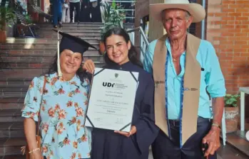 La joven recién graduada de una universidad en Bucaramanga, Santander, le rindió un emotivo homenaje a sus padres en modo de agradecimiento. FOTO: Redes sociales @leydy_carvajal