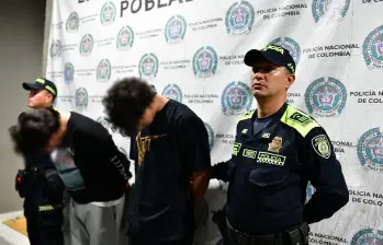 Dos capturados por un hurto en El Poblado, comuna 14 de Medellín. FOTO: POLICÍA MEVAL