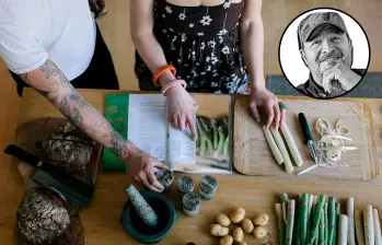 Si quiere aprender a cocinar, lea un libro, láncese al agua sin miedo y prenda el fogón. Fotos Getty y cortesía