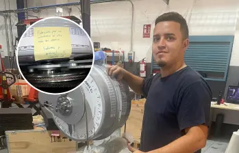 Camilo Andrés Martínez y la nota que envió desde España. Foto: Metro de Medellín