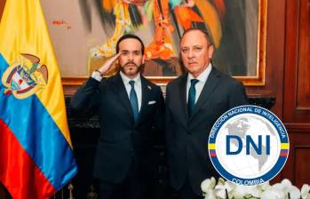 El general en retiro Jorge Andrés Zuluaga López, nuevo director de la DNI, junto al presidente Abelardo de la Espriella. Foto: Presidencia.
