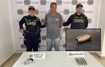 Adelante, una de las balas modificadas para causar mayor letalidad. Atrás, el capturado y los elementos incautados. FOTO: Cortesía.