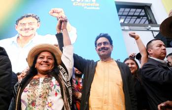 El candidato del Pacto Histórico Iván Cepeda junto a Aida Quilcué, su fórmula vicepresidencial. FOTO: Colprensa