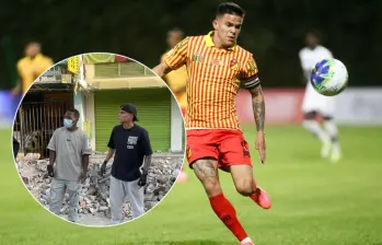 El futbolista Walmer Pacheco ha sido captado con guantes haciendo de rescatista en medio de los escombros tras el terremoto en Pereira. Fotos: Colprensa y Francisco González/@DeporPereiraFC