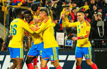 Los futbolistas del seleccionado colombiano celebran uno de los goles con los que vencieron a Australia en Nueva York el martes 18 de noviembre. Foto: tomada del x de @FCFSeleccionCol