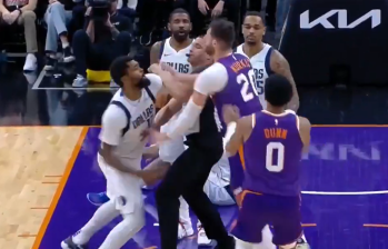 Momento de la pelea entre Jusuf Nurkic (Phoenix, izquierda) y Naji Marshall (Dallas). FOTO: captura de video