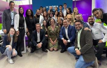 Algunos de los miembros de la primera cohorte junto a los directivos de las entidades vinculadas en el proyecto Academia. FOTO: esneyder gutiérrez