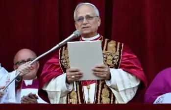 Tras ser elegido como papa, León XIV se dirigió ante los más de 30.000 fieles que lo esperaron en la Plaza de San Pedro en el Vaticano. FOTO: VATICANO