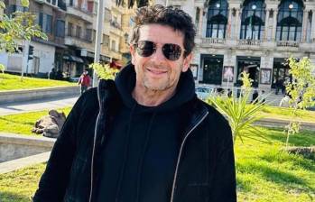El cantante de 67 años, que niega rotundamente los cargos, enfrenta una avalancha de acusaciones de casi dos docenas de mujeres en un caso que revive con fuerza el movimiento #MeToo en el país galo. FOTO: Tomada de redes sociales @PatrickBruel