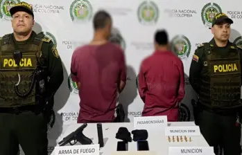 Los detenidos y el arma usada en el doble homicidio. FOTO: Cortesía