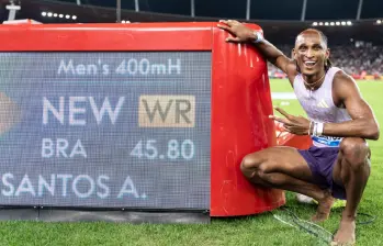 El brasileño Alison Dos Santos celebra en Zúrich su récord mundial de 45,80 segundos en los 400 metros vallas, con el que destronó al noruego Karsten Warholm. FOTO @ligadediamante