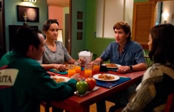 Escena de la serie ‘Rigo’ donde el protagonista está comiendo la cena junto con FOTO: CORTESÍA RCN