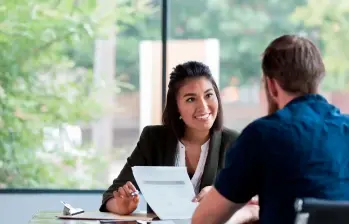 TCL ofrece empleo temporal en Colombia para fin de año con vacantes en ventas y servicio al cliente. FOTO: GETTY