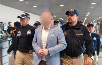 Denis Alimov arribó al aeropuerto El Dorado en un vuelo de Turkish Airlines. Se dirigía a Cartagena. FOTO: Cortesía Migración Colombia