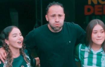 David Ospina emocionado saliendo a su despedida acompañado de su hija y familia. FOTO: Captura de vídeo