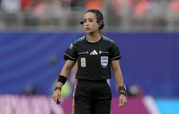 Katia Itzel García es la primera latina en dirigir en un mundial masculino de fútbol. Foto: AFP