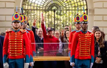 El presidente Gustavo Petro junto a la espada de Simón Bolívar, en el regreso de este objeto histórico a la Quinta del Libertador, en el centro de Bogotá. Foto: Presidencia