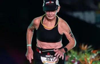 Natalie Grabow llegando a la meta del exigente Campeonato Mundial IronMan en Hawái. FOTO: Getty